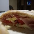 Calzone de tomate, jamón y queso
