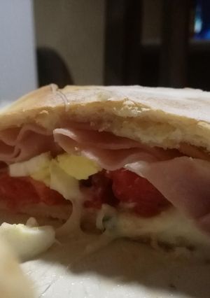 Una foto de Calzone de tomate, jamón y queso