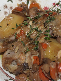 Una foto de Muslos de pollo con verduras en Cocotte