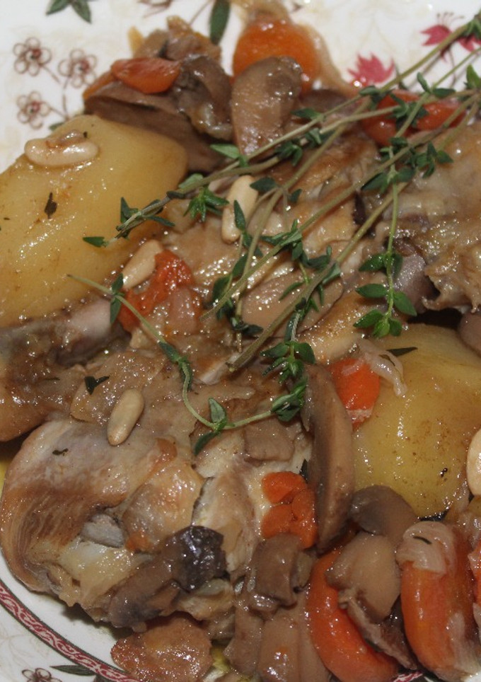 Una foto de Muslos de pollo con verduras en Cocotte