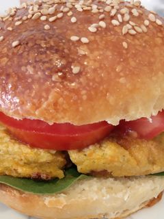 Una foto de Hamburguesas caseras de brócoli, patata, zanahoria y avena 💜