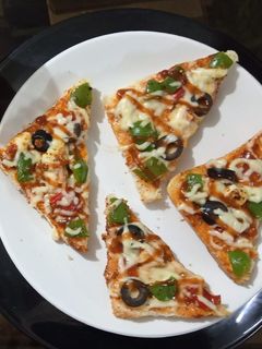 पनीरी ब्रेड पिज़्ज़ा टोस्ट (Paneeri bread pizza toast recipe in hindi) रेसिपी मुख्य फोटो