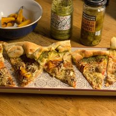 A picture of Pesto crust pizza 🍕.