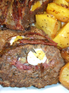 Una foto de Rollo de carne horneado, con patatas