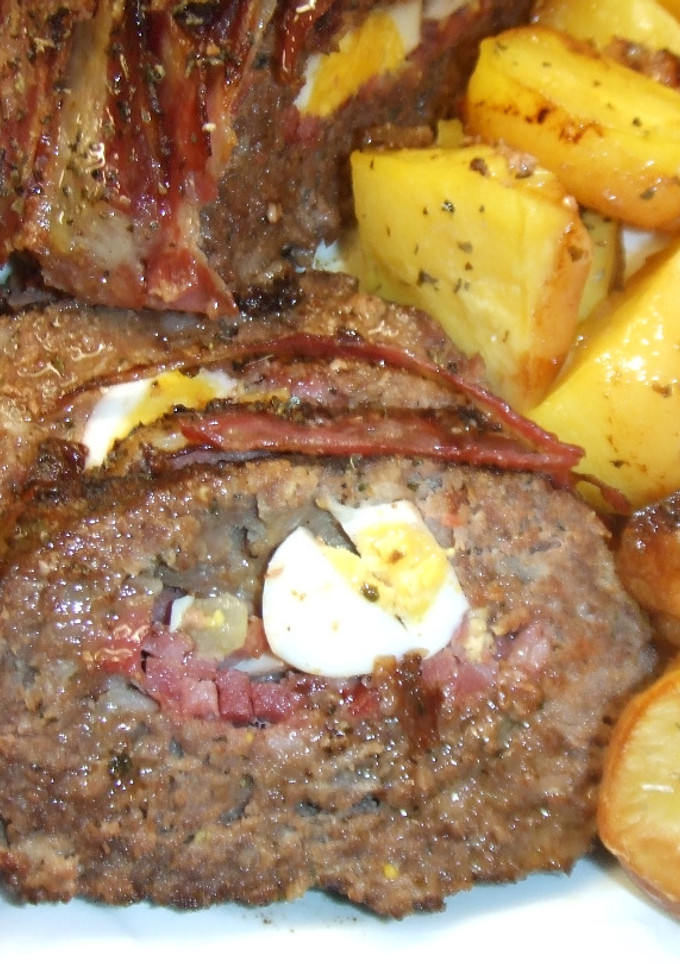 Una foto de Rollo de carne horneado, con patatas