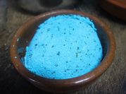 Una foto de colorante azul