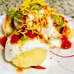 A picture of Dahi bhalle.