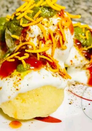 A picture of Dahi bhalle.