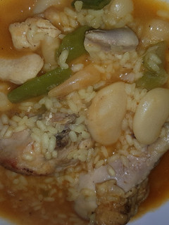 Una foto de Arroz caldoso de pollo y conejo