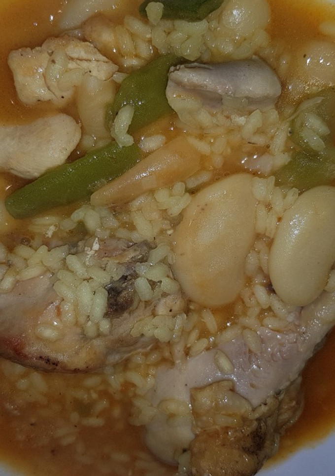 Una foto de Arroz caldoso de pollo y conejo