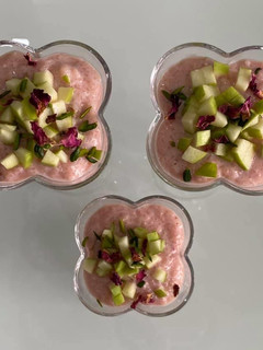 गुलकंद रोज़ फिरनी विध क्रंची ऐपल (Gulkand rose firni with crunchy apple recipe in Hindi) रेसिपी मुख्य फोटो