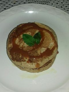 Una foto de Hot cakes de avena, canela, y plátano