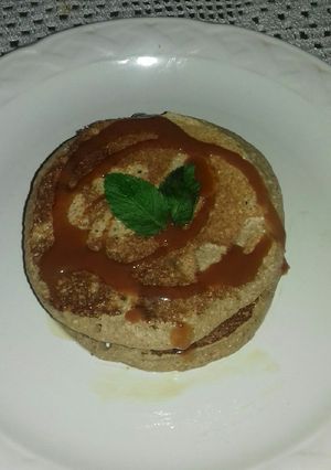 Una foto de Hot cakes de avena, canela, y plátano