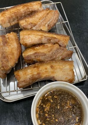 Hình của món Thịt ba rọi chiên da giòn.