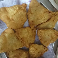 A picture of Aloa ke smosa with red and Chana chutney.