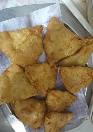 A picture of Aloa ke smosa with red and Chana chutney.