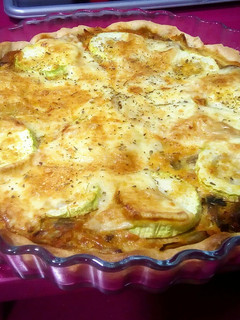 Una foto de Quiche de alcachofas, champiñón, tomate, calabacín y queso gratén