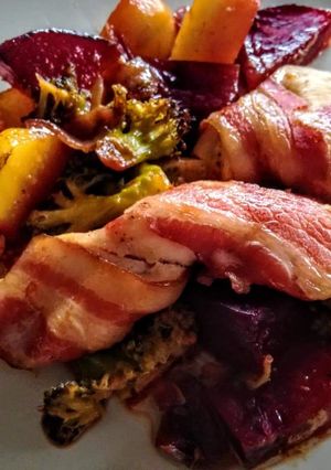 Baconbe göngyölt tepsis csirkemell minden jóval recept fotója