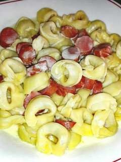 Una foto de XL Tortellinis con salchichas de pavo