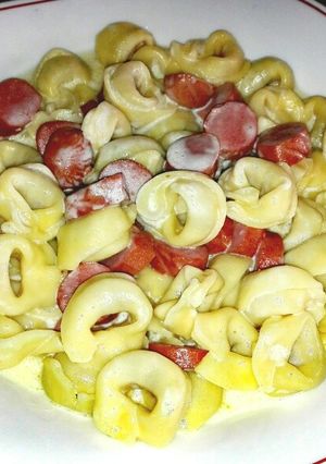 Una foto de XL Tortellinis con salchichas de pavo