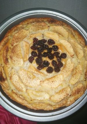 Una foto de Tarta de manzana con pasas de uva❣️😍