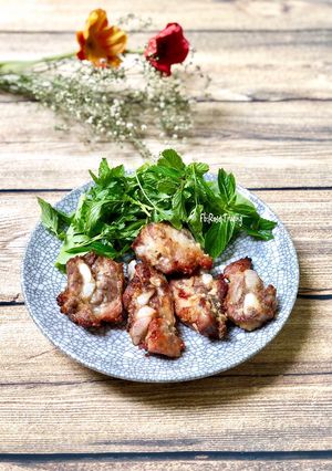 Hình của món Sườn Sụn Nướng Muối Tỏi.
