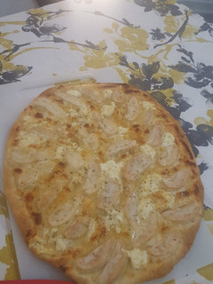 Una foto de Pizza de Pera, Queso de Cabra y Miel