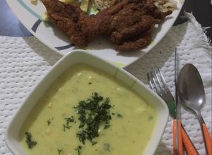 Una foto de Almuerzo festivo {Arroz de Atún, Chuleta de cerdo y Crema de choclo}