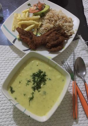 Una foto de Almuerzo festivo {Arroz de Atún, Chuleta de cerdo y Crema de choclo}