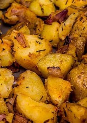 A picture of Lyoinnaise potatoes.