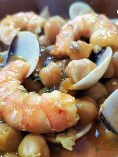 Una foto de Garbanzos con almejas y langostinos