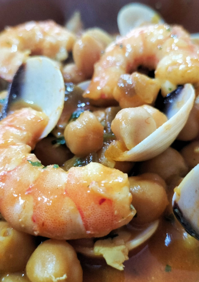 Una foto de Garbanzos con almejas y langostinos