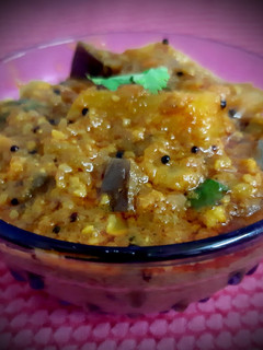 રીંગણ-બટાકાનું શાક (Brinjal-Potato Sabji Recipe In Gujarati) રેસીપી મુખ્ય ફોટો