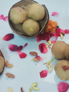 सूजी ड्राई फ्रूट्स लड्डू (suji dry fruits ladoo recipe in Hindi) रेसिपी मुख्य फोटो