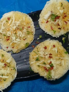 चिजी गार्लिक ब्रेड कॉईन्स (cheese garlic bread coin recipe in marathi) रेसिपी चे मुख्य फोटो