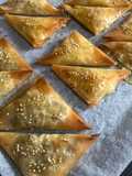 Samosas vegetarianas de cebolla y queso de cabra