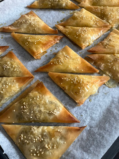 Una foto de Samosas vegetarianas de cebolla y queso de cabra