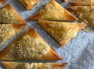 Una foto de Samosas vegetarianas de cebolla y queso de cabra
