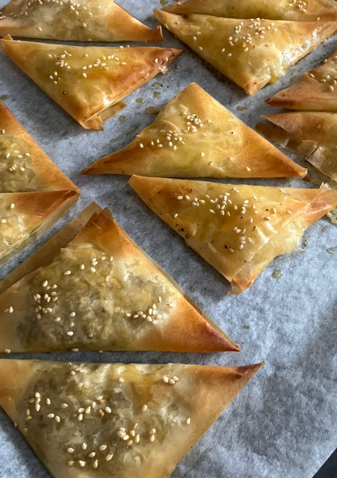 Una foto de Samosas vegetarianas de cebolla y queso de cabra