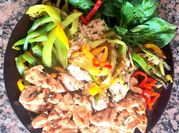 Una foto de bifes de pechuga de pollo