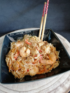 Una foto de Noodles de arroz con verduras y langostinos