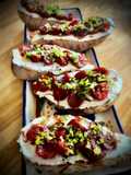 Crostini de cerezas con queso