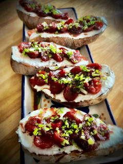 Una foto de Crostini de cerezas con queso