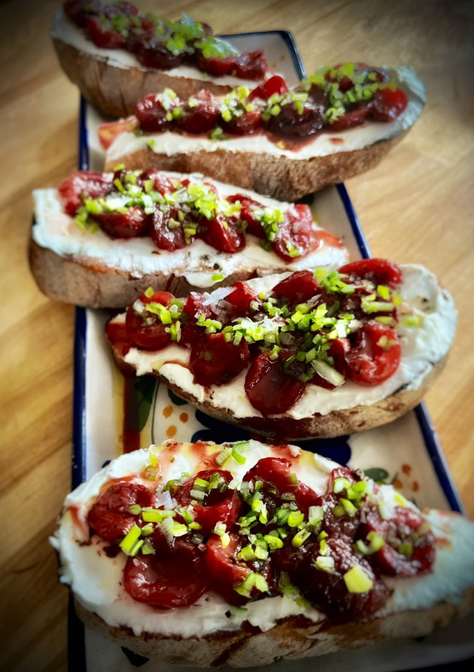 Una foto de Crostini de cerezas con queso