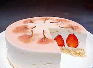 Hình của món Sakura Strawberry Cheesecake - bánh phô mai dâu hoa anh đào.