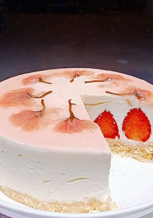 Hình của món Sakura Strawberry Cheesecake - bánh phô mai dâu hoa anh đào.