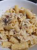 Macarrones con jamón ibérico y stilton (queso azul)