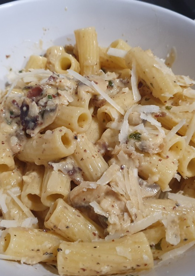 Una foto de Macarrones con jamón ibérico y stilton (queso azul)