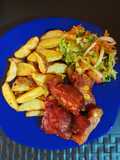 Costillas bbq acompañadas de papas en cascos especiadas y ensalada de lechuga