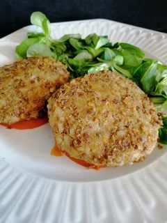 Una foto de Burger de lentejas con queso vegano de anacardos